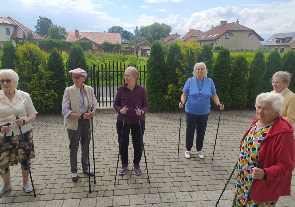Co zyskują osoby starsze dzięki zorganizowanej opiece w Domu Seniora?